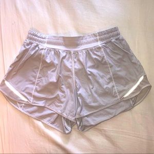 WHITE HOTTY-HOT LULULEMON SHORT SIZE 8 / 4” LENGTH (LOW-RISE)